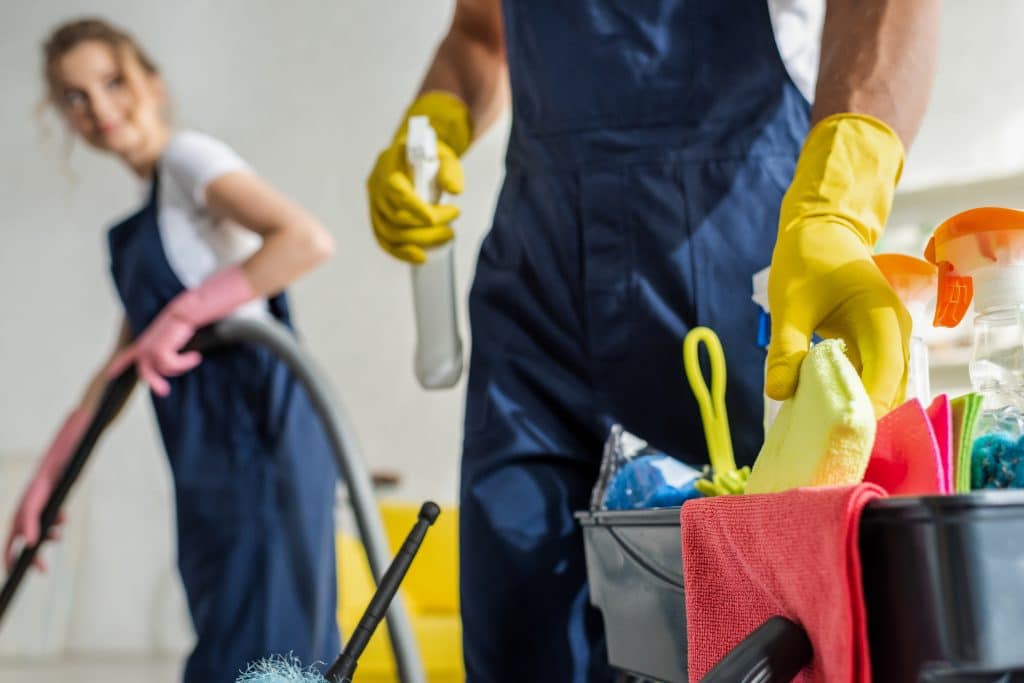 team di pulizie che prende gli strumenti utili per la pulizia